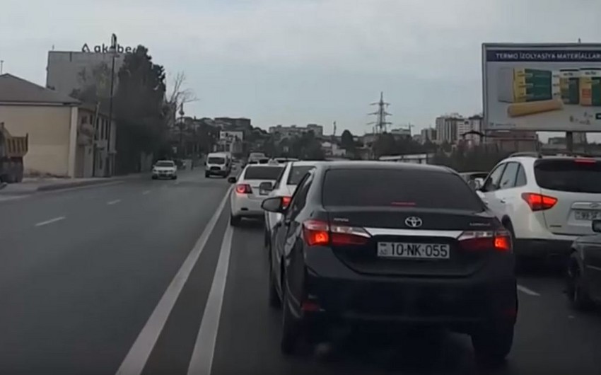 В Баку водители дорогих иномарок создали аварийную ситуацию, выехав на встречную полосу - ВИДЕО