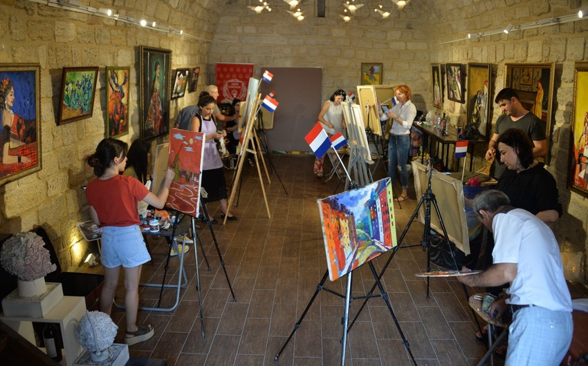 В Баку прошла выставка картин Нидерланды глазами азербайджанцев