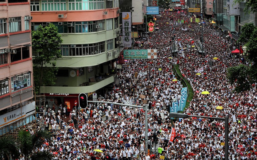 Тысячи демонстрантов вышли на марш в одном из районов Гонконга