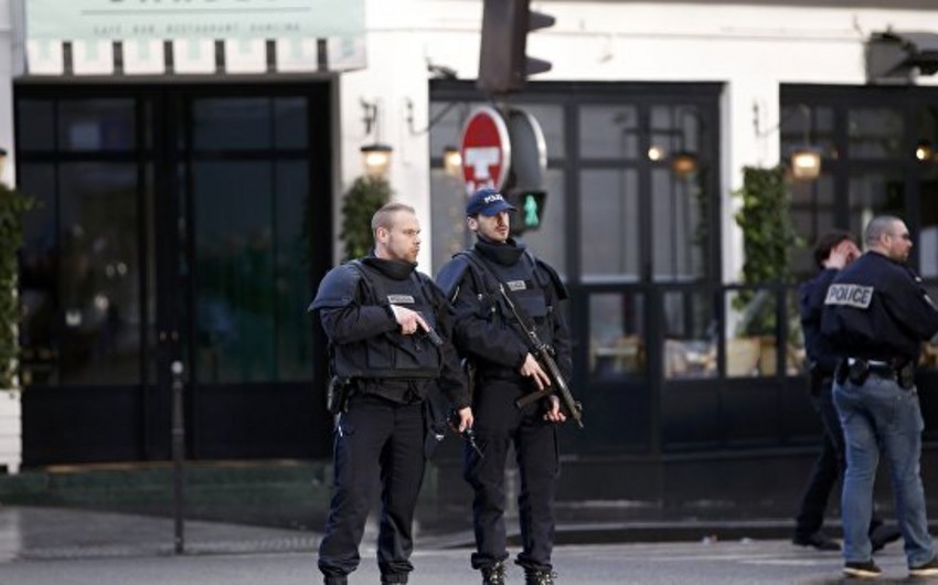 Полиция Парижа снимает оцепление у подвергшегося атаке комиссариата