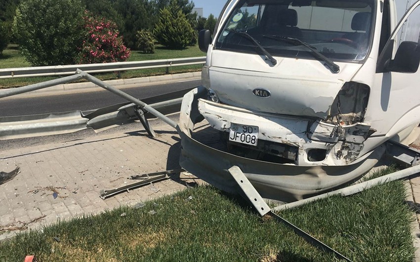 На аэропортовском шоссе автомобиль врезался в ограждения, водитель пострадал - ВИДЕО