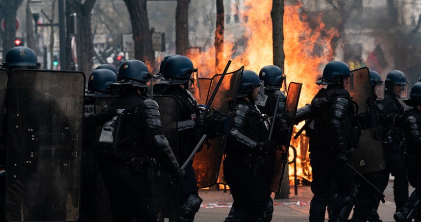 На западе Франции сожгли несколько полицейских машин в ходе беспорядков