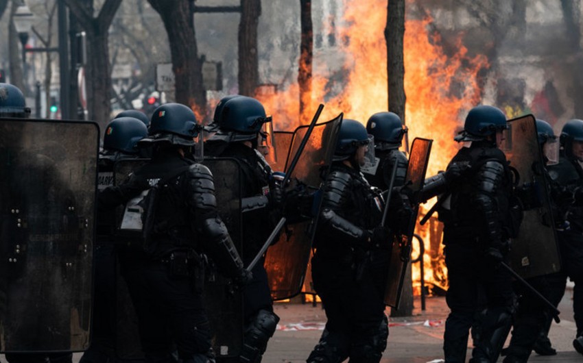 На западе Франции сожгли несколько полицейских машин в ходе беспорядков