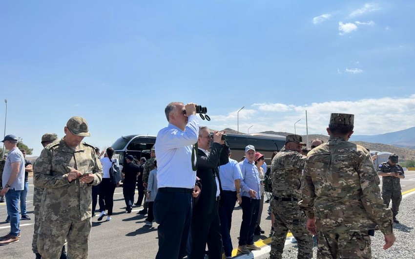 Reps of diplomatic corps on Aghdam-Khankandi road observe Russian peacekeepers temporarily deployment area 