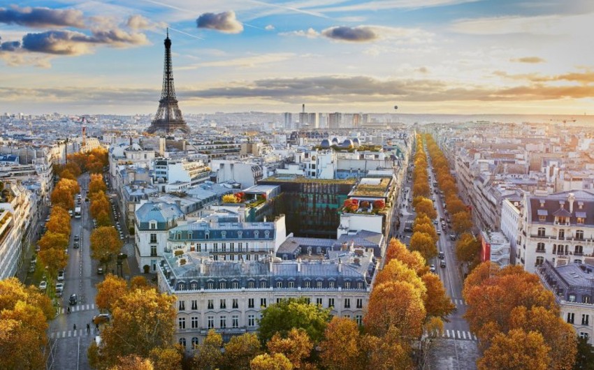 Суд приостановил действие масочного режима на улицах Парижа