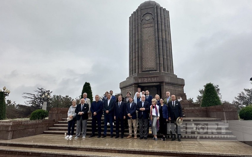 Participants of int’l forum visit Nizami Ganjavi Mausoleum