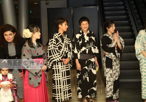 В Национальном музее ковра состоялся показ традиционной одежды японцев - кимоно
