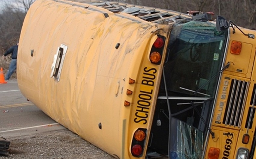 Школьный автобус перевернулся в Канаде, есть пострадавшие