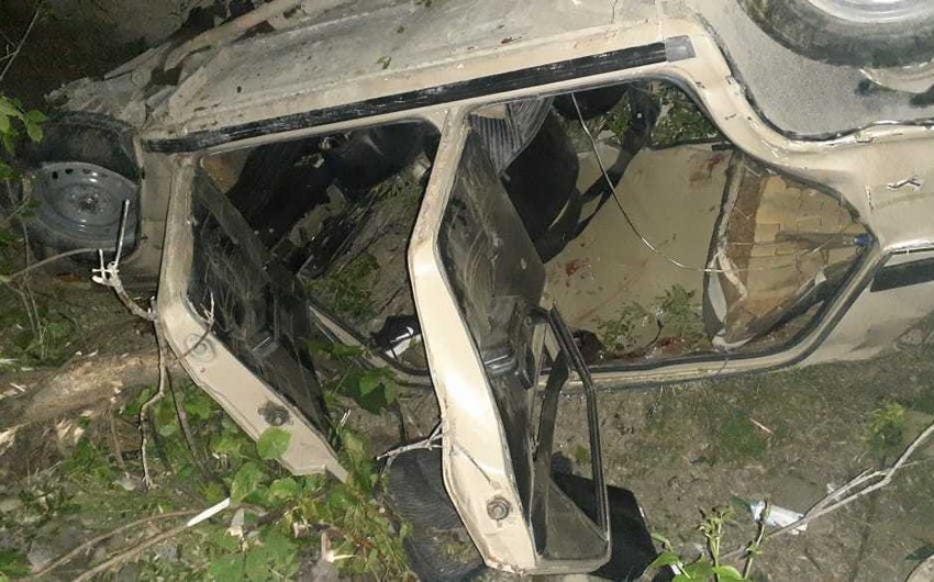 В Агстафе автомобиль упал с моста, есть пострадавшие
