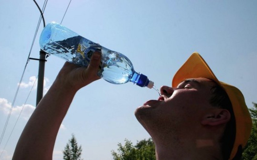 В Белоруссии установилась аномальная жара, на улицах раздают воду