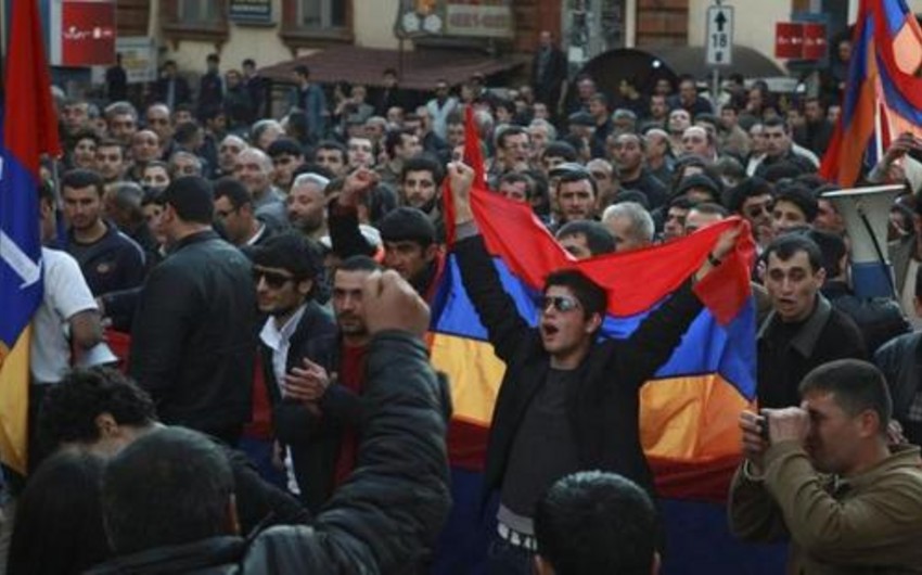 Armenian opposition calls to streets demanding replacement of power