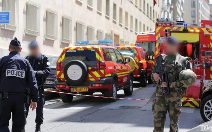 Во Франции машина врезалась в группу людей перед зданием лицея