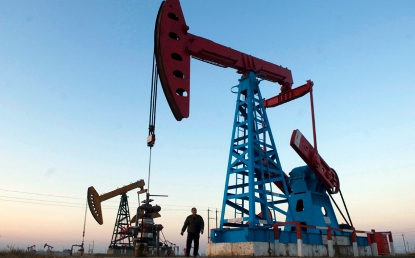 Azerbaijani oil price makes nearly 54 USD per barrel
