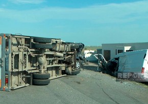 Hacıqabulda yük maşını aşaraq iki mikroavtobusa çırpılıb, 9 nəfər yaralanıb