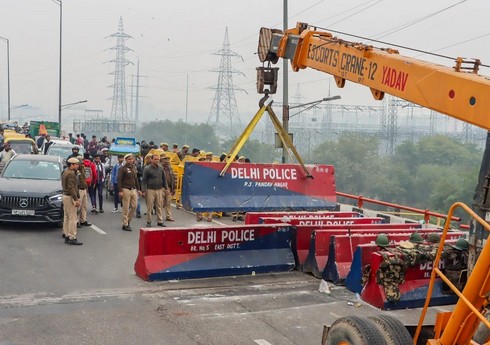 Фермеры в Индии блокируют движение на автомагистралях и железных дорогах