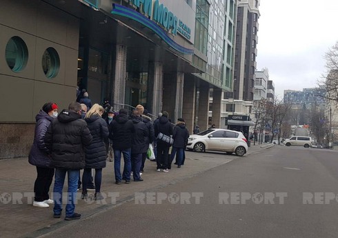 В Киеве длинные очереди в продуктовых магазинах, закрыты банки