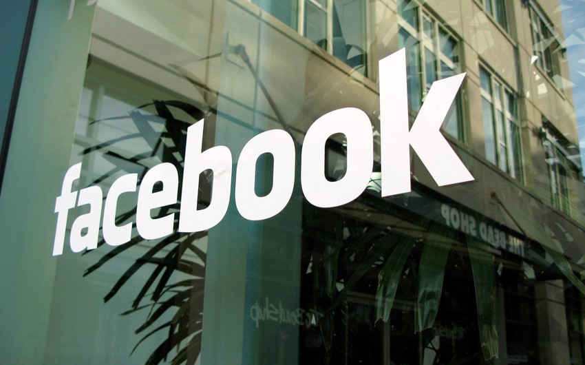 ​Офис Facebook в Германии закидали камнями и краской