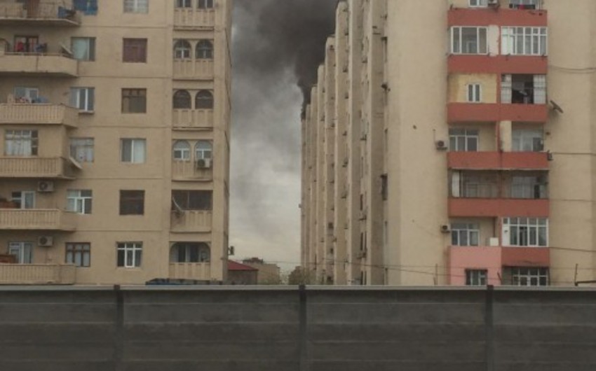 В Ясамальском районе горит жилое здание
