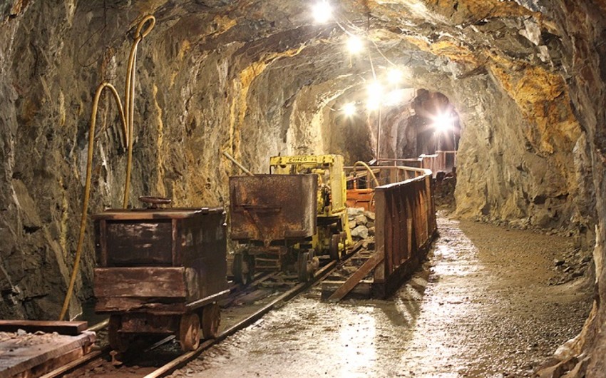 В Индонезии в обрушившейся шахте завалены не менее 11 золотоискателей