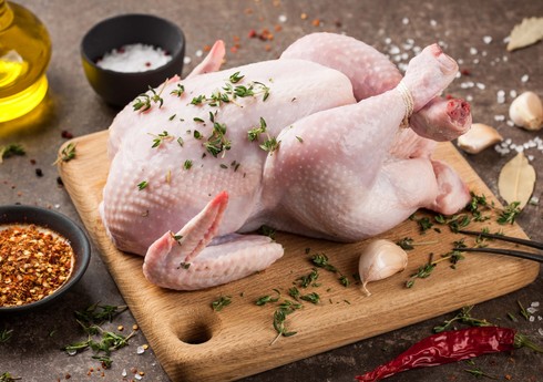 Азербайджан начал поставлять куриное мясо в Россию