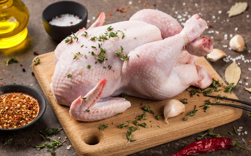 Азербайджан начал поставлять куриное мясо в Россию