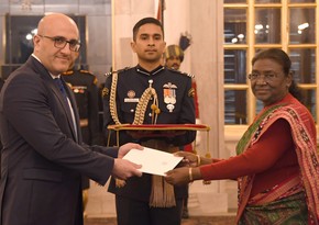 Azerbaijani ambassador presents credentials to President of India