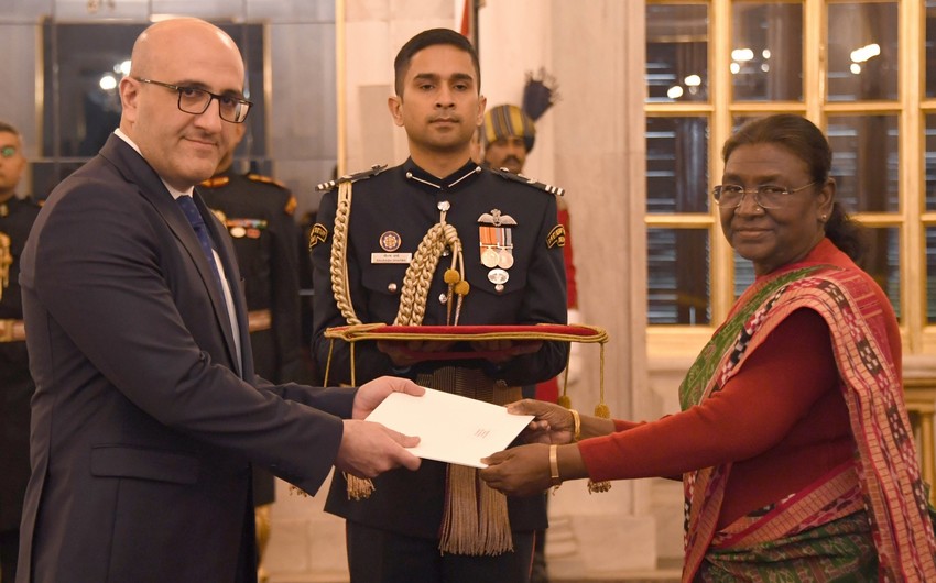 Azerbaijani ambassador presents credentials to President of India