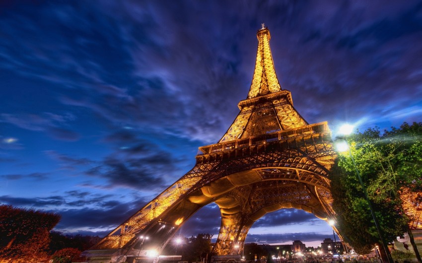 В Париже из-за непогоды закрыли Эйфелеву башню