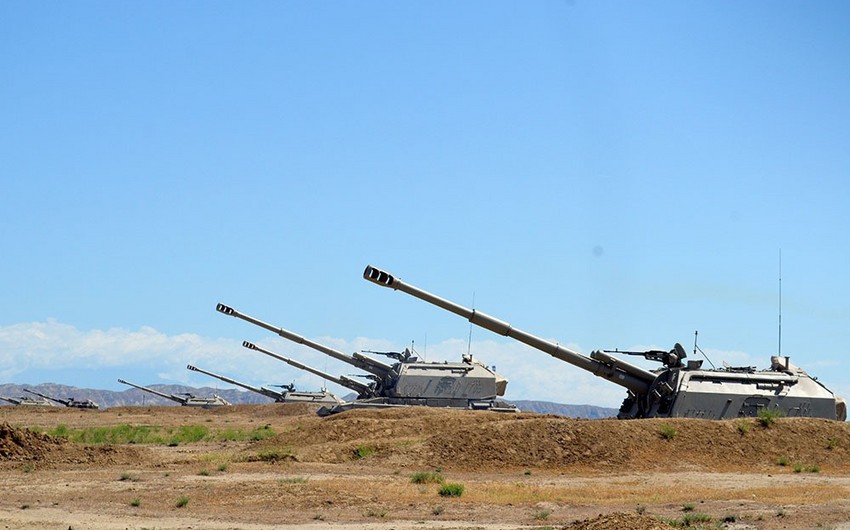 Азербайджанские артиллеристы провели боевые стрельбы из самоходных гаубиц Мста-С - ВИДЕО