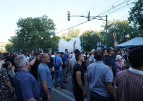 У здания парламента Армении 17 полицейских получили ранения во время столкновений