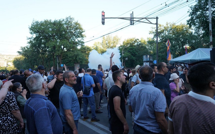 У здания парламента Армении 17 полицейских получили ранения во время столкновений