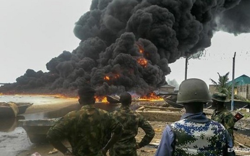 Число погибших при пожаре на нефтепроводе в Нигерии возросло до 12 человек