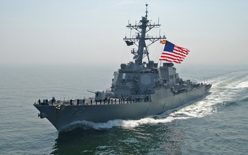 Эсминец США изменил курс при встрече с иранским катером