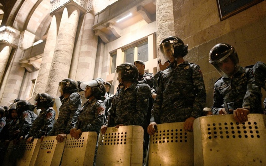 Over 100 injured in clashes at Armenian parliament