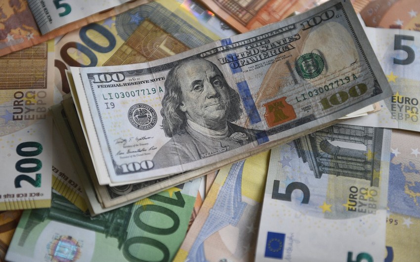 Billions in dollar and euro notes reach Russia despite sanctions