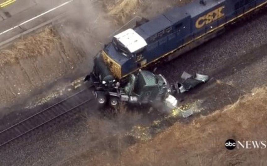 В США поезд врезался в грузовик с соляной кислотой - ВИДЕО
