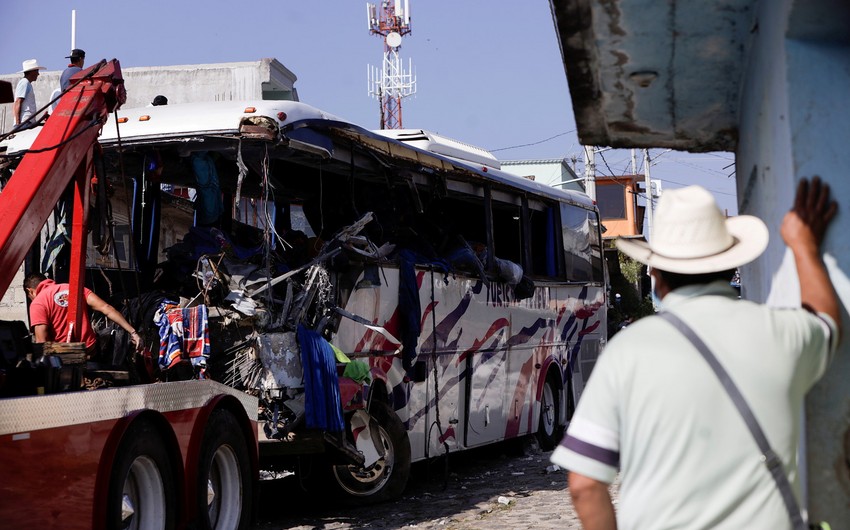 At least 19 dead in Mexico highway crash 
