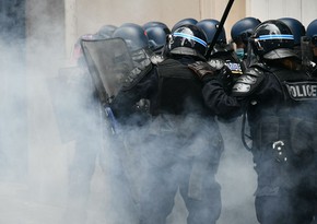 В Париже полиция применила газ на манифестантов