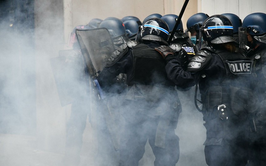 Fransa paytaxtında etirazlar baş qaldırıb, polis gözyaşardıcı qaz tətbiq edib