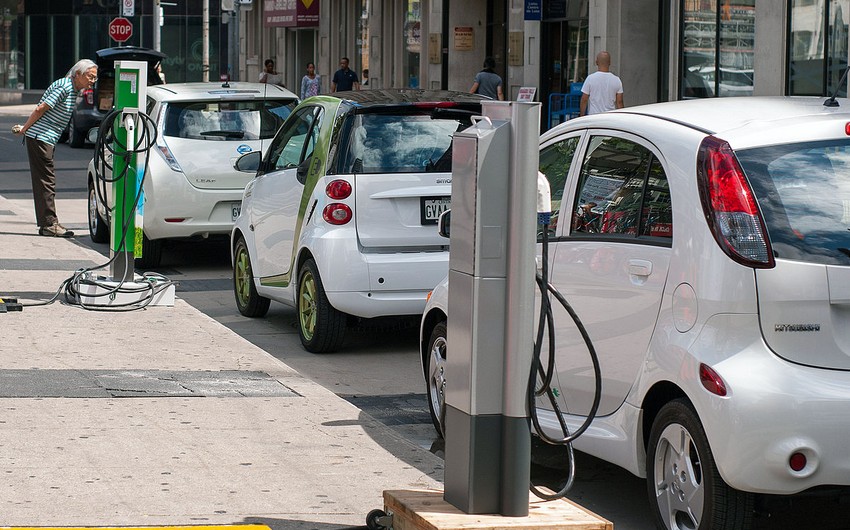 Азербайджан начал поставки электромобилей из еще одной страны