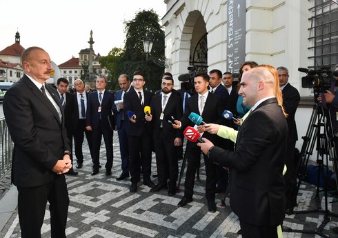 Президент Азербайджана: Планируем продолжить неформальные контакты с представителями армянского населения Карабаха