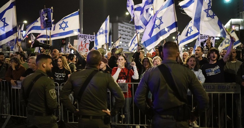 Protests in Israel over defense minister's resignation rumors