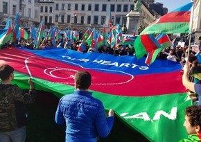 Азербайджанцы проводят акцию протеста перед зданием посольства Армении в Берлине