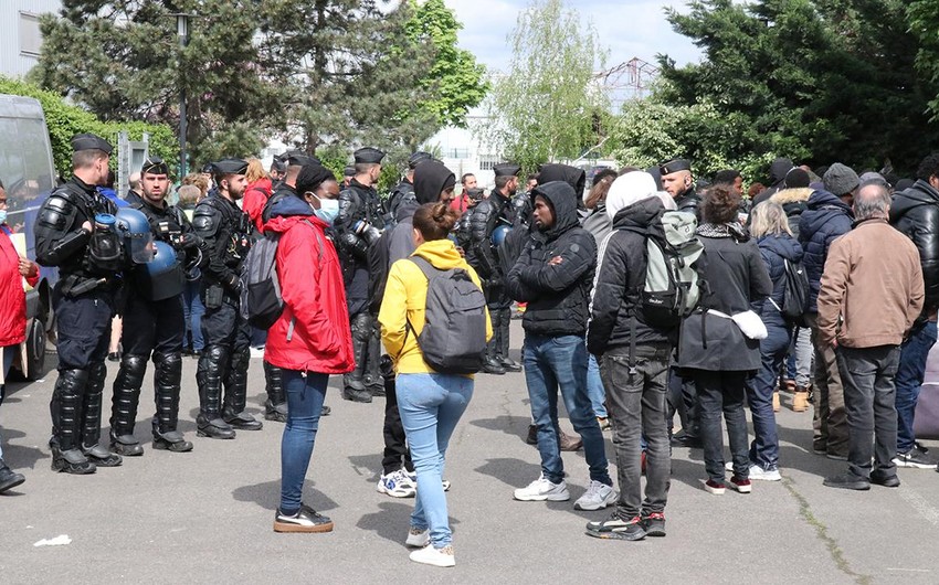 Полиция разогнала крупнейший во Франции сквот мигрантов в пригороде Парижа