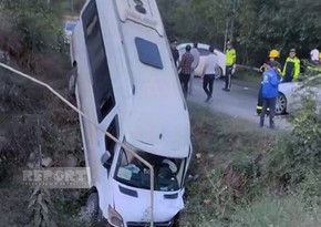 В Дашкесане микроавтобус столкнулся с легковым автомобилем, есть пострадавшие 