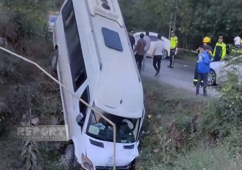 В Дашкесане микроавтобус столкнулся с легковым автомобилем, есть пострадавшие 