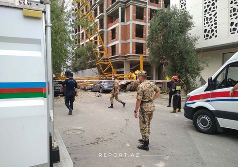 В Баку в результате падения крана погиб один человек, еще один ранен