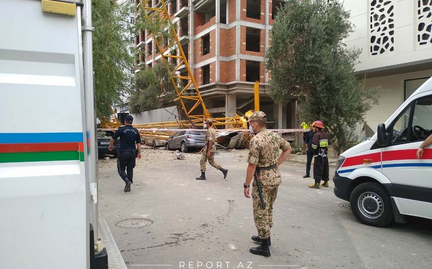 В Баку в результате падения крана погиб один человек, еще один ранен