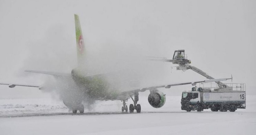 Более 70 рейсов задержали и отменили в аэропортах Москвы из-за снегопада