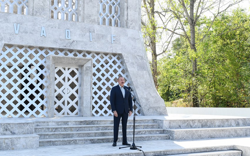 Президент Ильхам Алиев и первая леди Мехрибан Алиева приняли участие в открытии Дней поэзии Вагифа в Шуше
